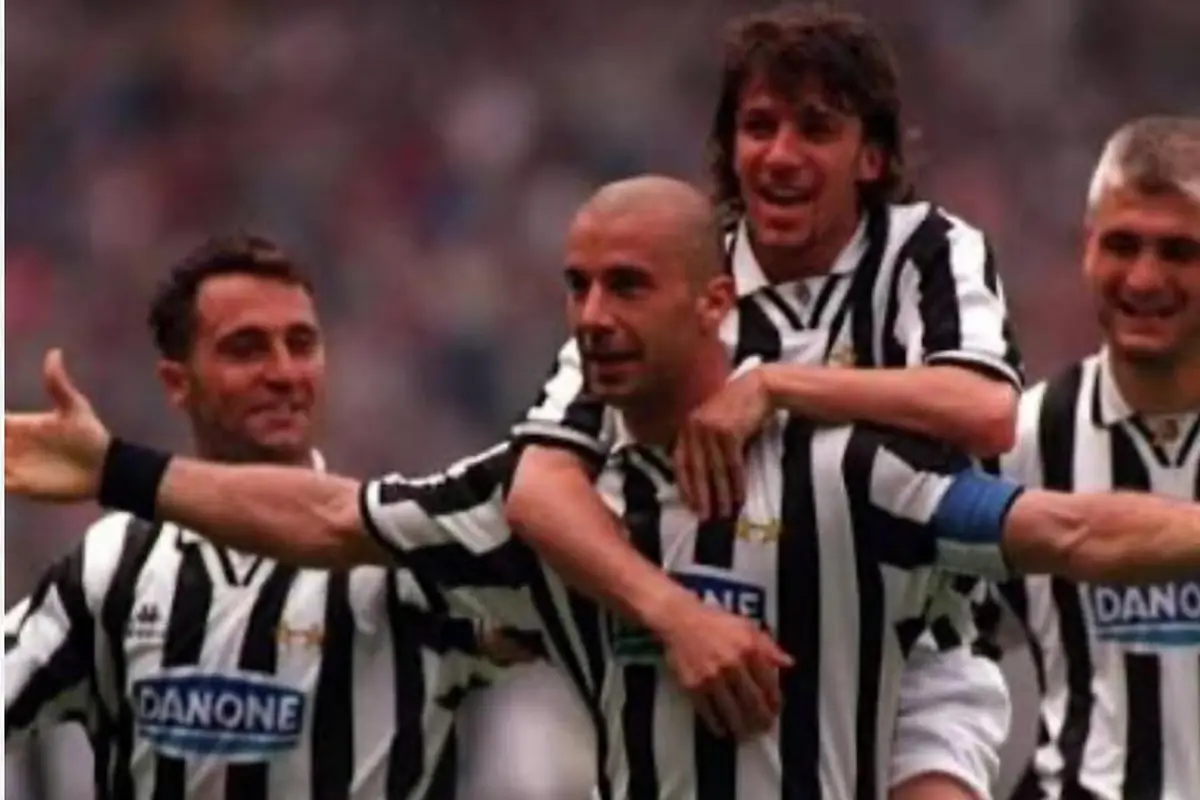 Brividi Gianluca Vialli, il ricordo fa scoppiare in lacrime 27 Del PIero abbraccia Vialli dopo un gol