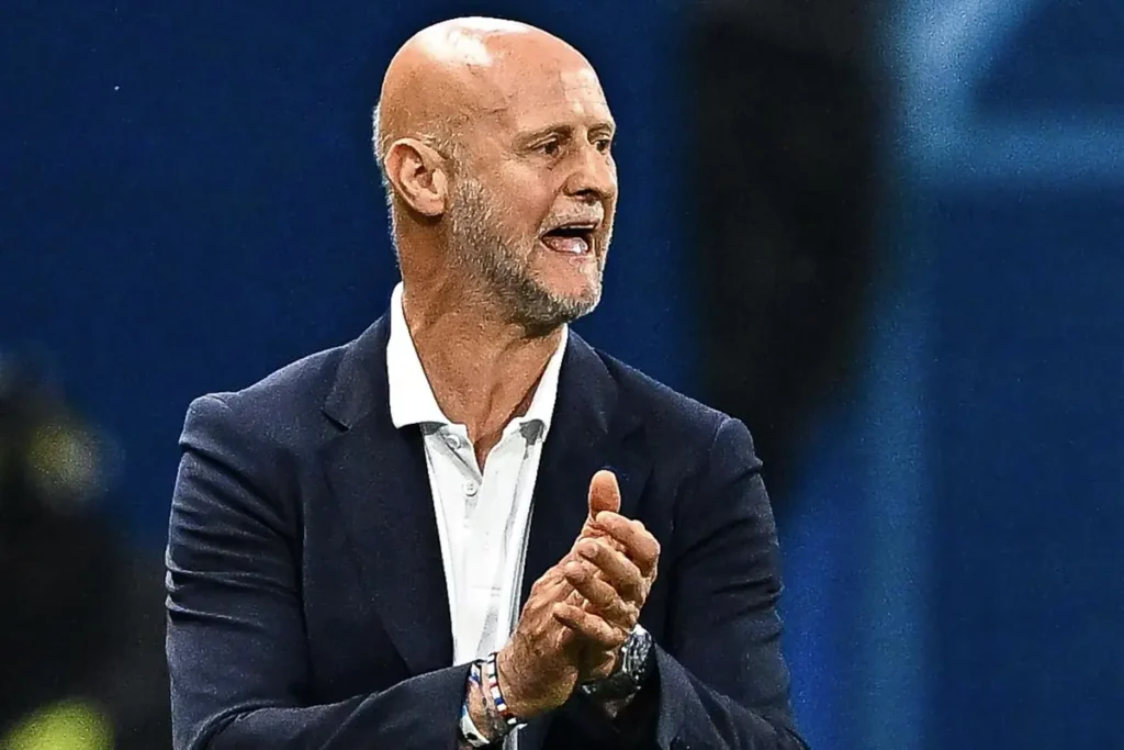 Lombardo applaude