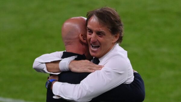 abbraccio vialli mancini europeo 2021