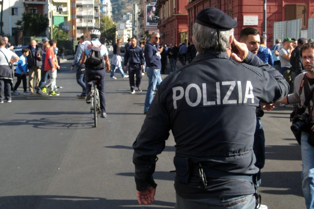 Bombe carta davanti all'Hotel in cui alloggia il Torino 1 polizia poliziotto novembre 2014 ifa