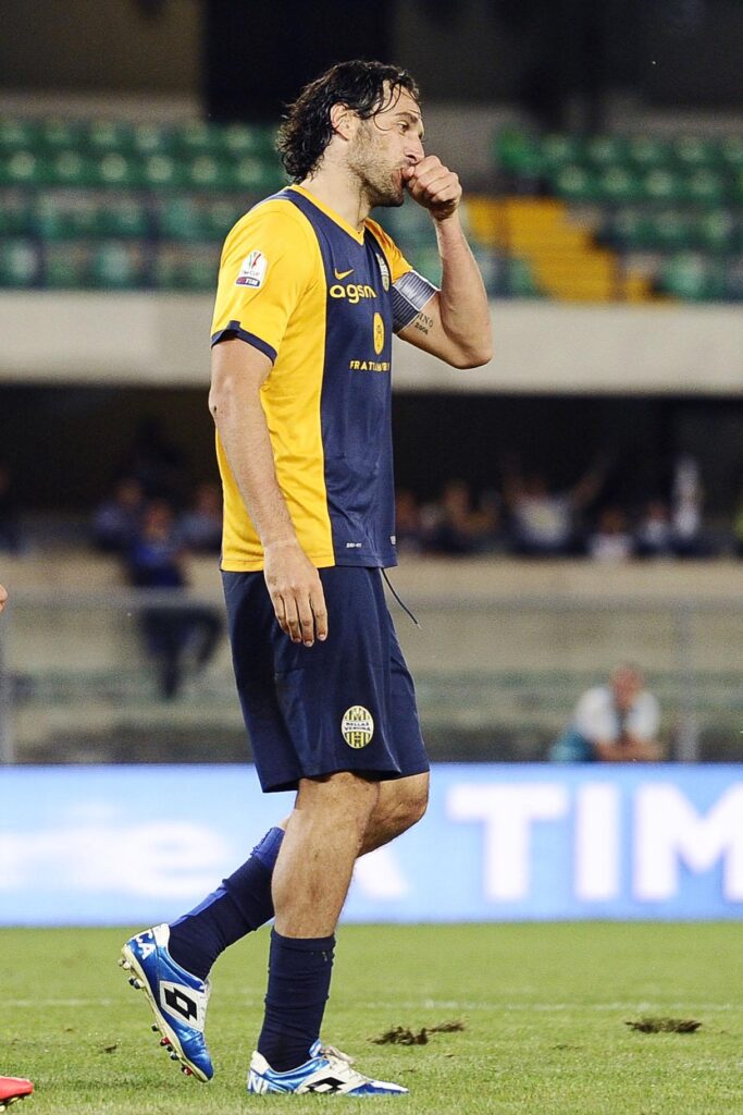 Toni punta più in alto: «Gran partita, voglio i 20 gol stagionali» 1 toni esulta hellas verona agosto 2014 ifa