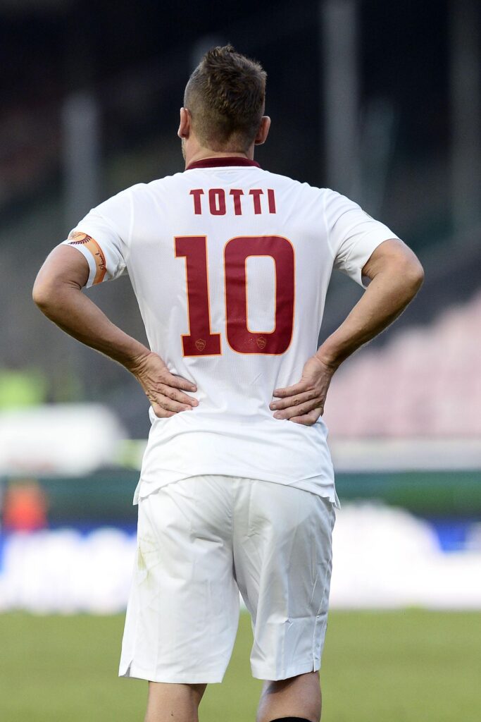 Sampdoria, Totti sceglie il proprio gol più bello nella sua carriera: è quello con i blucerchiati 1 totti sconsolato spalle roma away novembre 2014 ifa