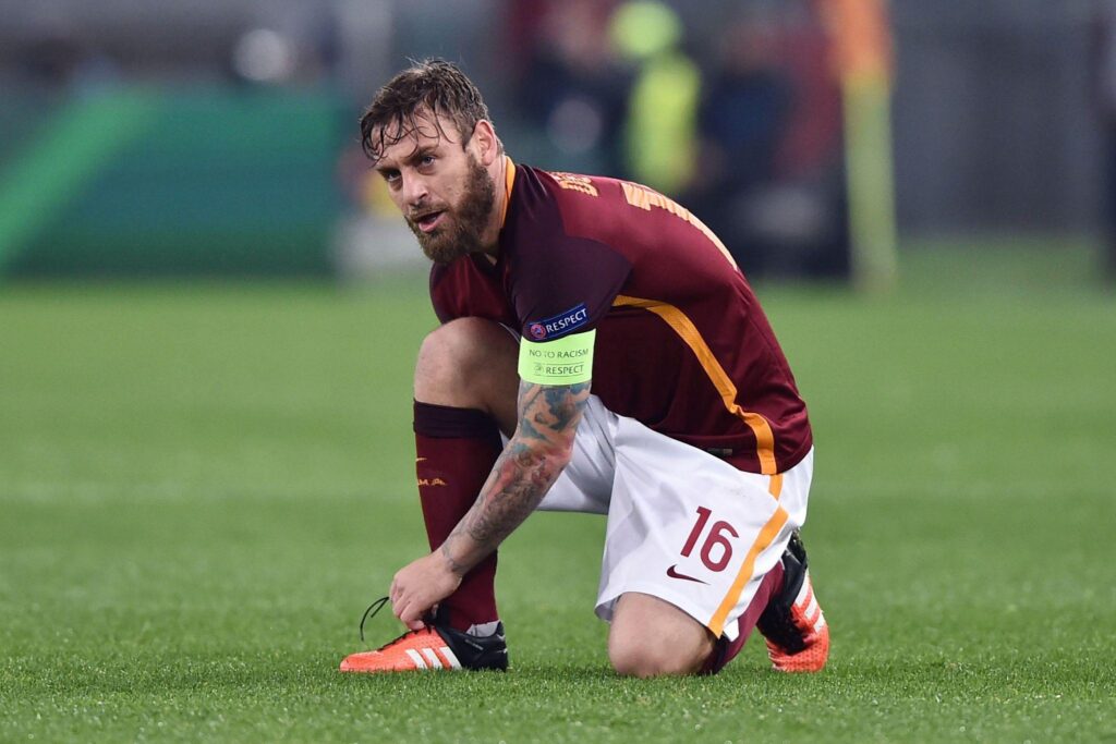 Verso Roma - Samp: De Rossi out, in forse anche Pjanic 1 de rossi accovacciato roma champions league dicembre 2015 ifa