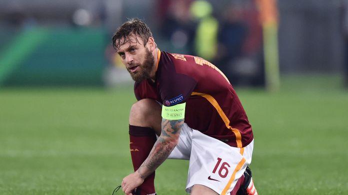 de-rossi-accovacciato-roma-champions-league-dicembre-2015-ifa