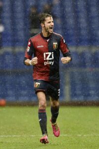 Il rossoblu Antonini: «Obiettivo? Finire il campionato davanti alla Samp»