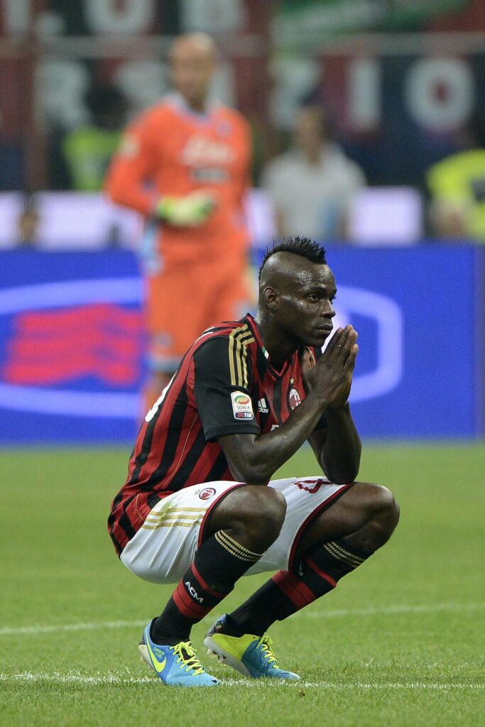 Balotelli accasciato milan 2013 ifa