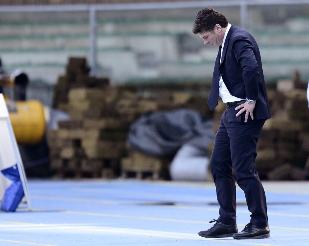 Mazzarri ammette: «L'Inter più brutta, merito della Samp» 1 mazzarri testa bassa ifa