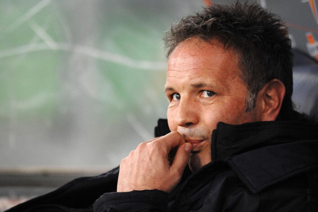 Da Costa su Sinisa: «Era un uomo dalla forte personalità. Se facevi tutto ciò che voleva, ti dava tutto. Umanamente aveva un cuore grande» 1 sinisa mihajlovic pensieroso sampifa