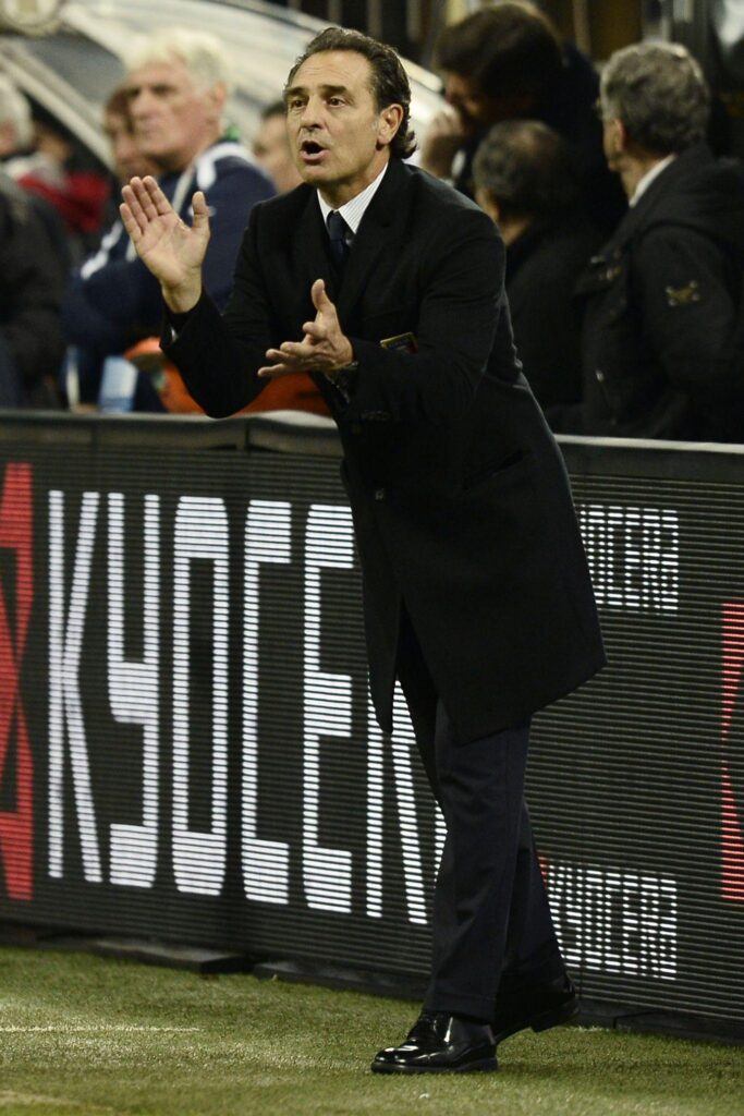 Prandelli: «Samp? Servono rinforzi in difesa e a centrocampo. Montella...» 1 prandelli applaude italia 2013 ifa