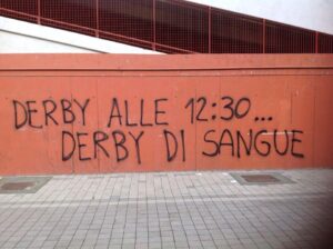 Derby alle 12.30: le minacce dei tifosi sui muri della città (FOTO)