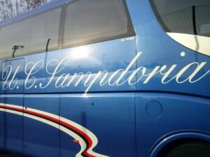 Disavventura Samp a Roma: svastiche e scritte sul pullman