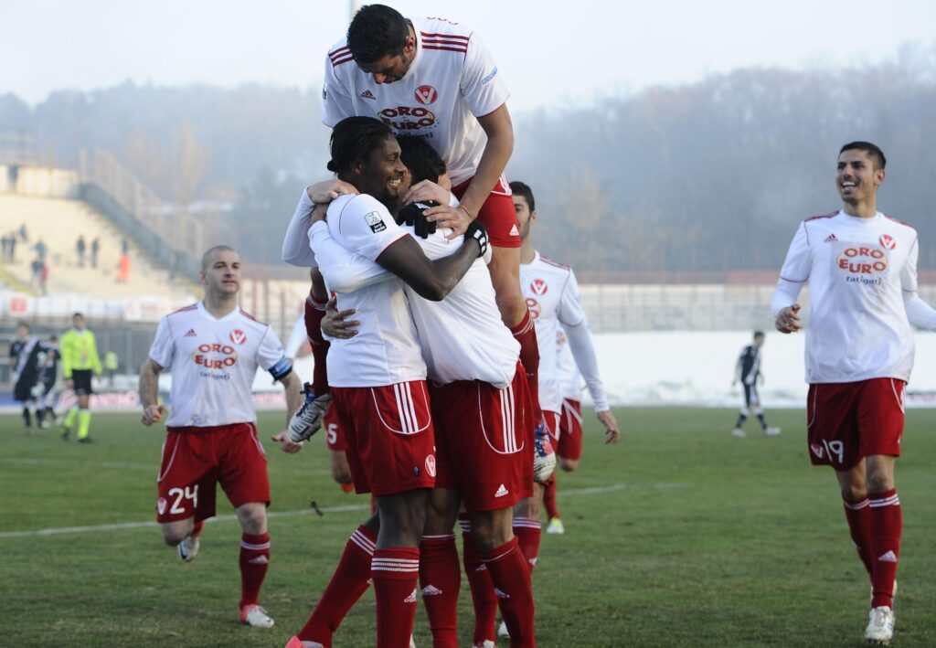 Varese, l'a.d. Montemurro: «Mi piacerebbe rigiocare la finale contro la Samp» 1 varese 2012 esultanza maglia bianca